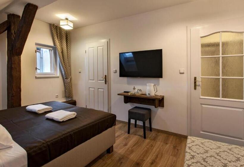 اتاق استاندارد سه نفره, Residence Corto Old Town