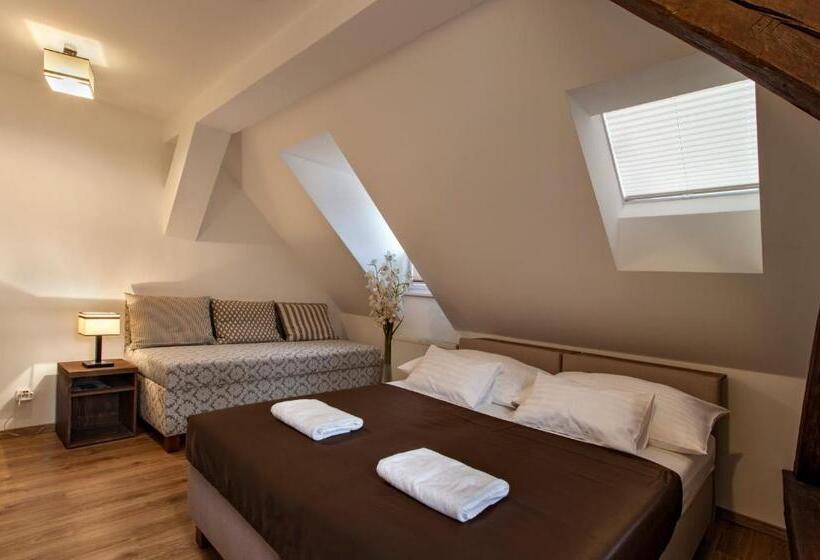 اتاق استاندارد سه نفره, Residence Corto Old Town