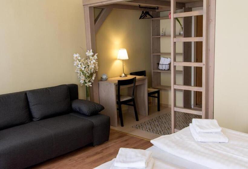 اتاق خانوادگی, Residence Corto Old Town