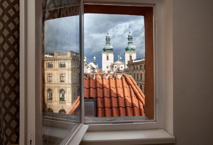 اتاق خانوادگی, Residence Corto Old Town