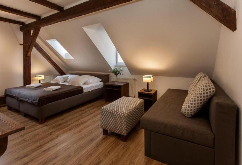 اتاق خانوادگی, Residence Corto Old Town