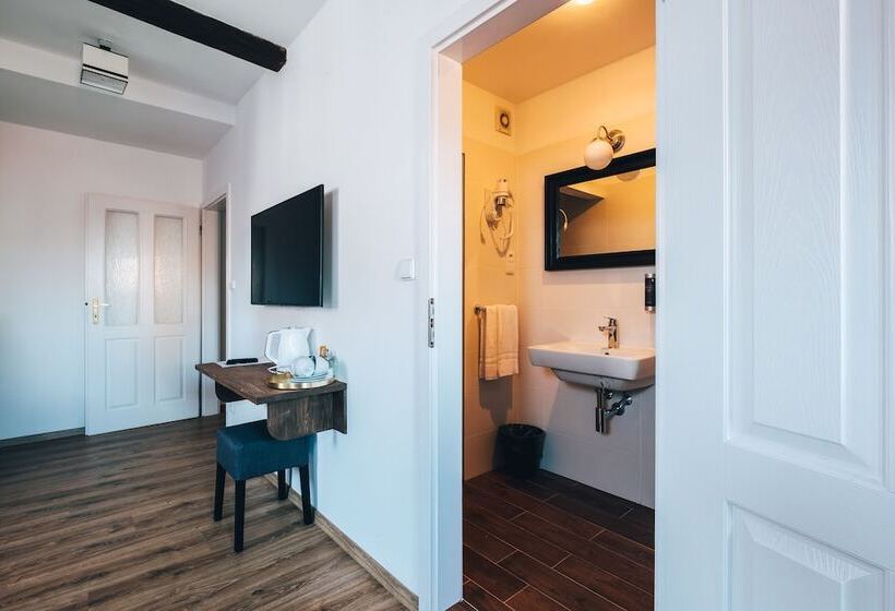 اتاق استاندارد سه نفره, Residence Corto Old Town