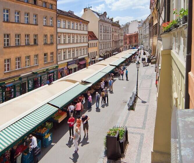 اتاق خانوادگی, Residence Corto Old Town