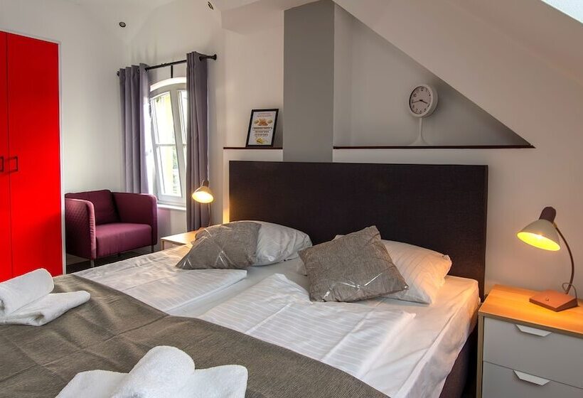 اتاق راحتی, Check In