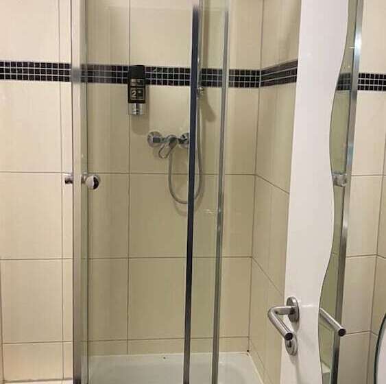 اتاق خانوادگی, Check In