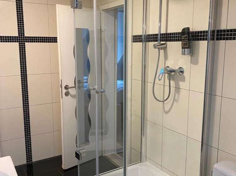 اتاق خانوادگی, Check In