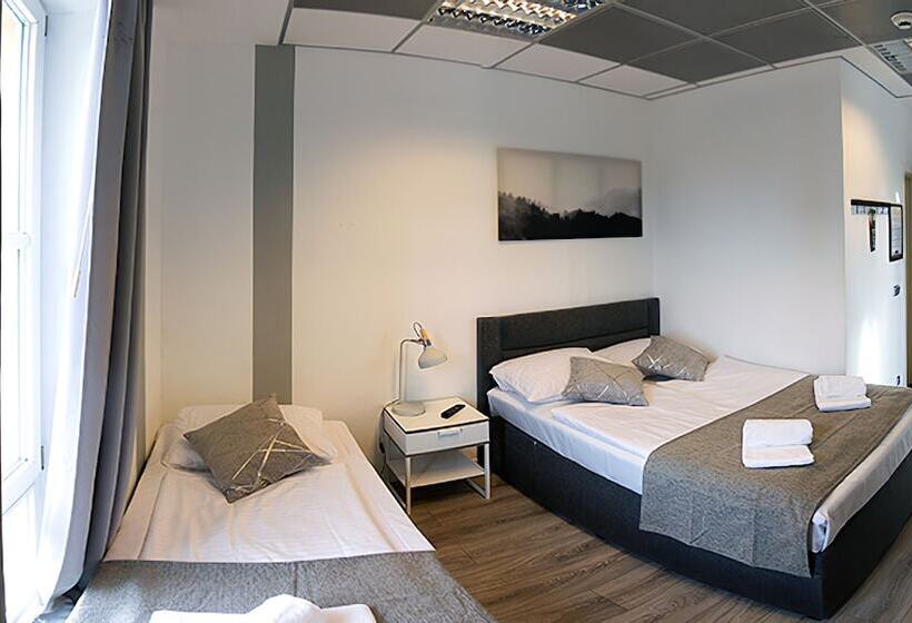 اتاق خانوادگی, Check In