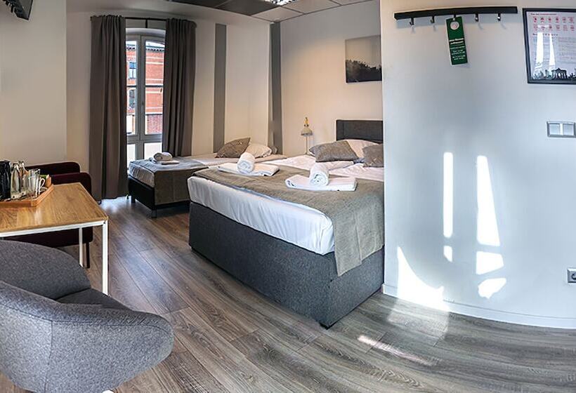 اتاق خانوادگی, Check In