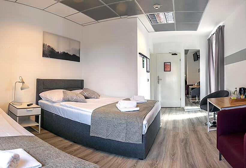 اتاق خانوادگی, Check In