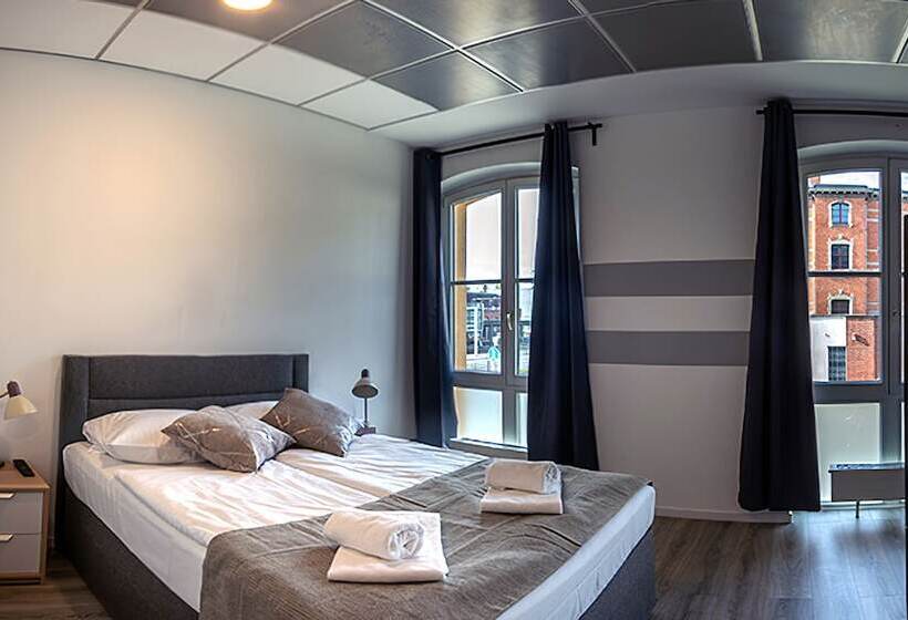 اتاق خانوادگی, Check In