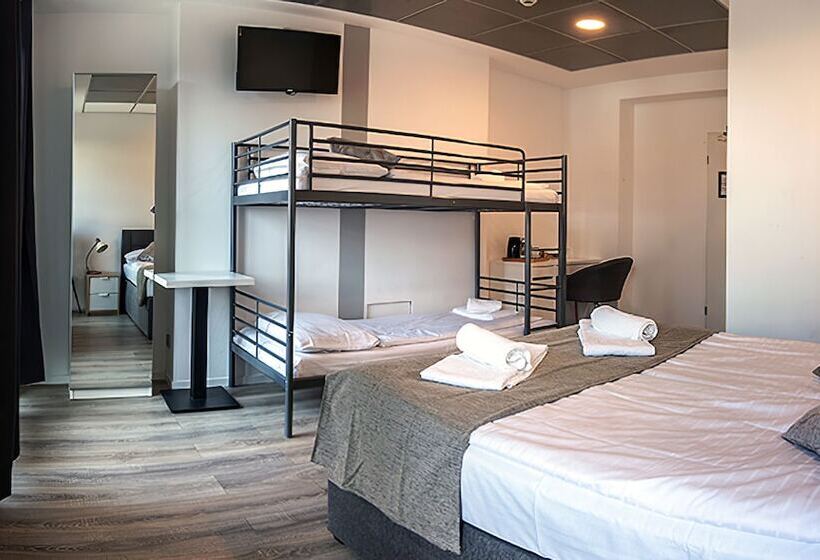 اتاق خانوادگی, Check In