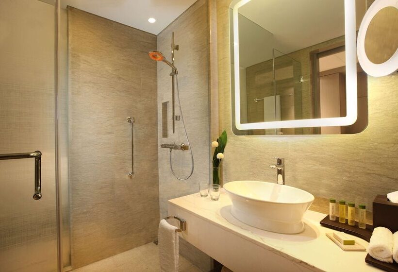 带大床的豪华间, Doubletree By Hilton Jakarta   Diponegoro