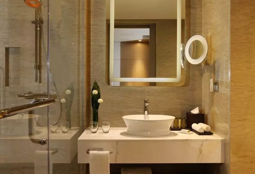 キングサイズベッドのデラックスルーム, Doubletree By Hilton Jakarta   Diponegoro