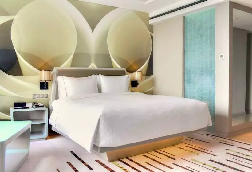 キングサイズベッドのデラックスルーム, Doubletree By Hilton Jakarta   Diponegoro