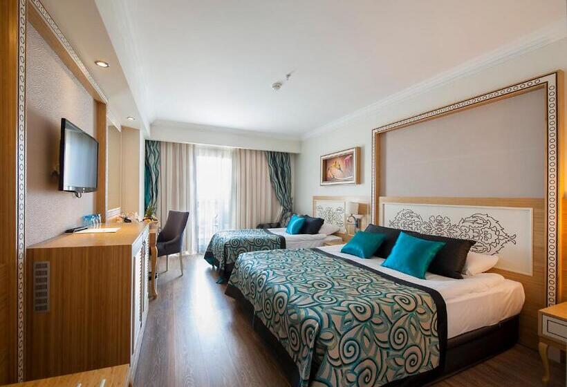 غرفة قياسية ثلاثية ذات إطلالة جانبية على البحر, Crystal Waterworld Resort & Spa - Ultimate All Inclusive