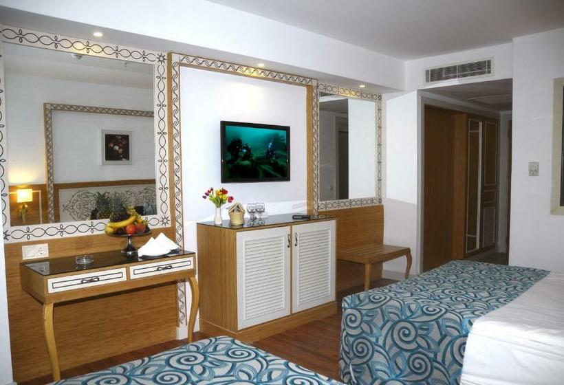 غرفة قياسية إطلالة جانبية علي البحر, Crystal Waterworld Resort & Spa - Ultimate All Inclusive