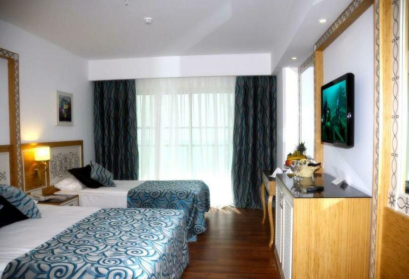 غرفة قياسية ثلاثية ذات إطلالة جانبية على البحر, Crystal Waterworld Resort & Spa - Ultimate All Inclusive