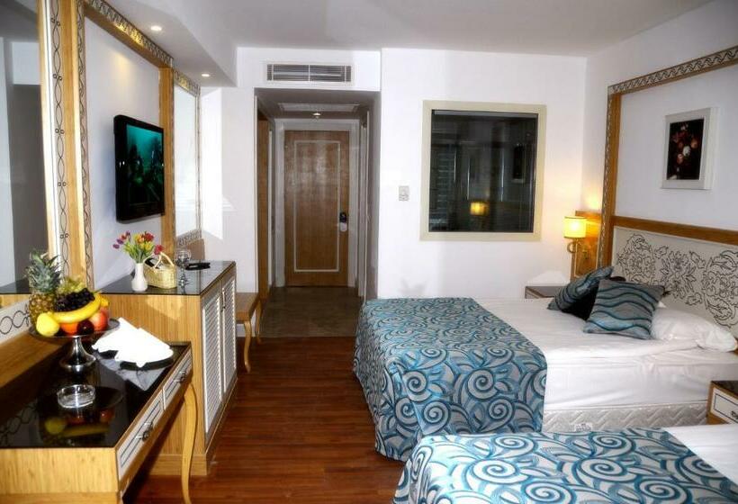 غرفة قياسية ثلاثية ذات إطلالة جانبية على البحر, Crystal Waterworld Resort & Spa - Ultimate All Inclusive