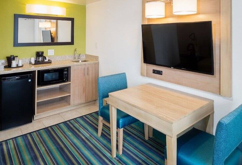 스위트, Comfort Suites Beachfront