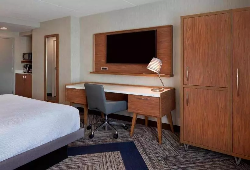 キングサイズベッドのクラシックルーム, Four Points By Sheraton Hamilton  Stoney Creek