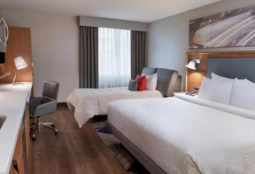 キングサイドベッドのスタンダードワンルーム, Four Points By Sheraton Hamilton  Stoney Creek