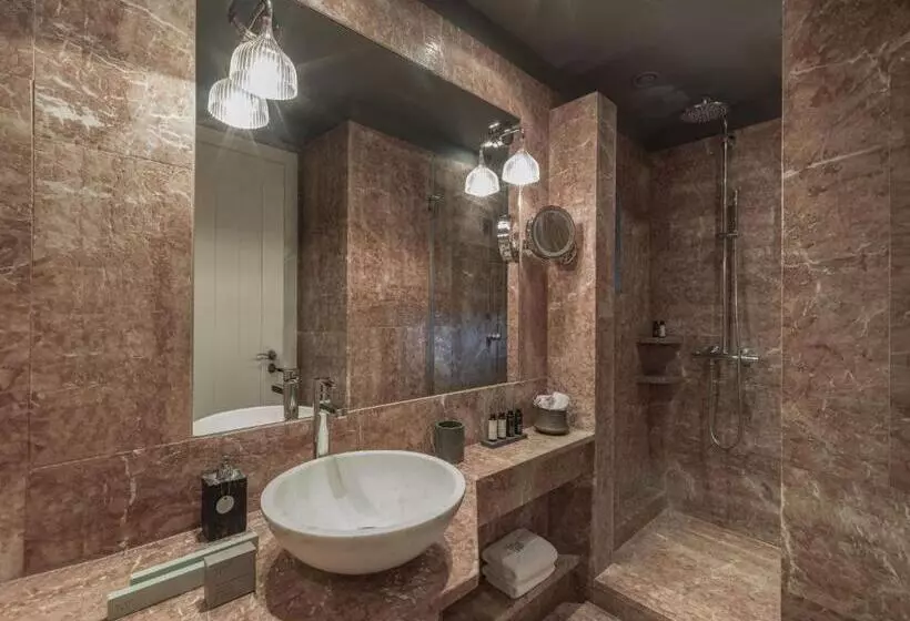 Chambre Deluxe, Kinsterna