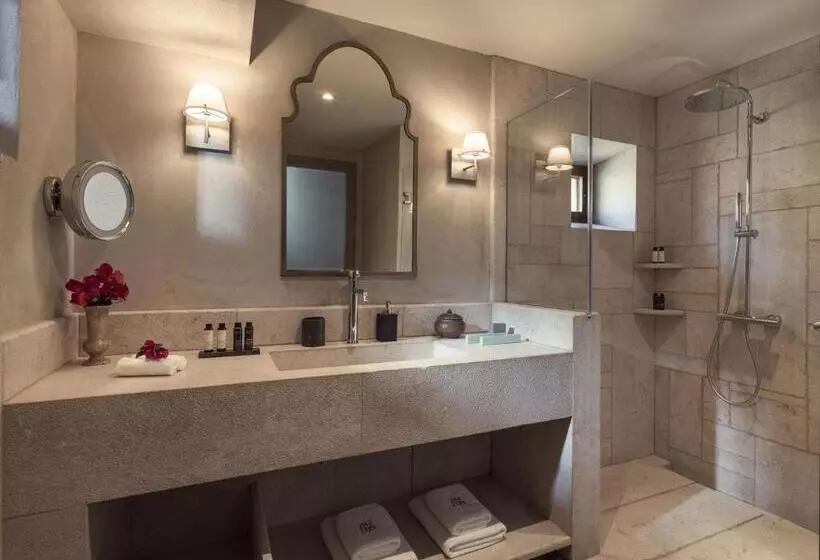 Chambre Premium, Kinsterna