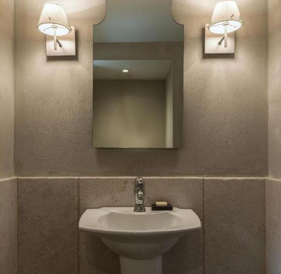 마스터 룸, Kinsterna