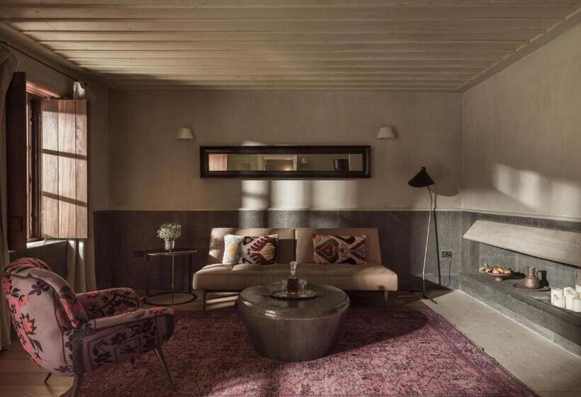 마스터 룸, Kinsterna