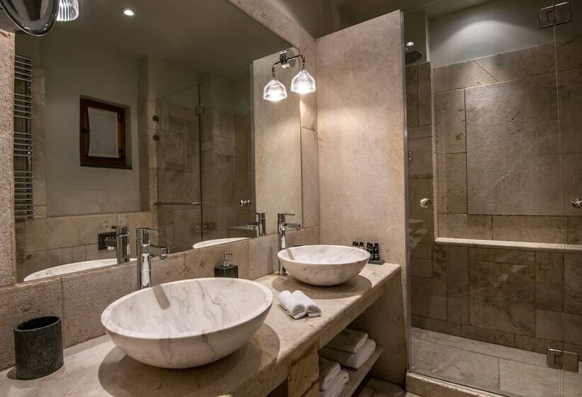 주니어 스위트, Kinsterna