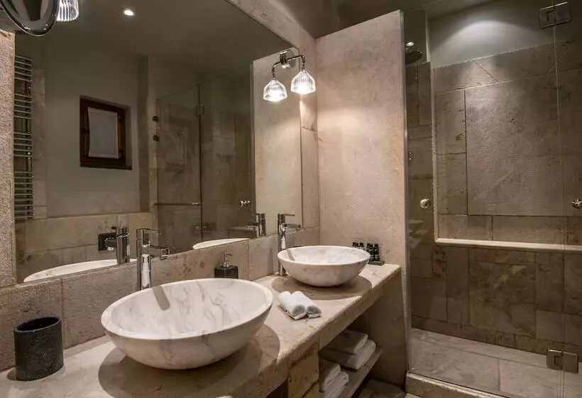 Junior Suite, Kinsterna