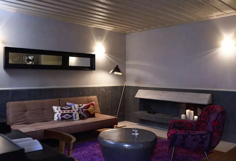 Chambre Master, Kinsterna