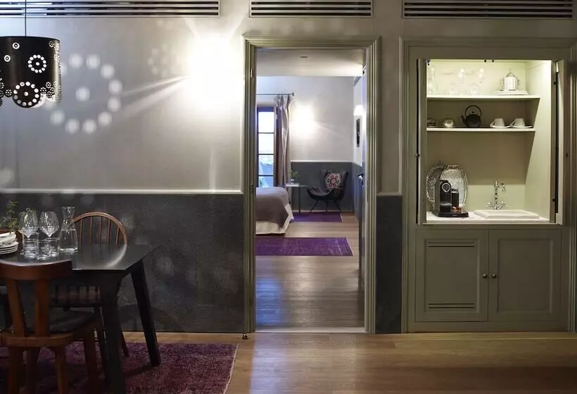 Chambre Master, Kinsterna