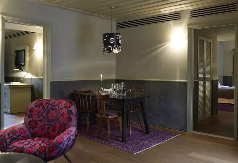 Chambre Master, Kinsterna