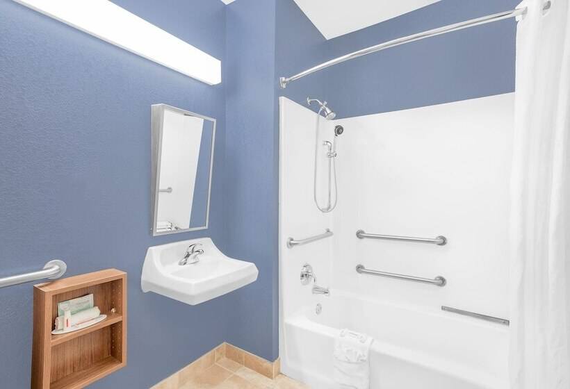 身障者適用スタンダードルーム, Microtel Inn & Suites Chili/rochester