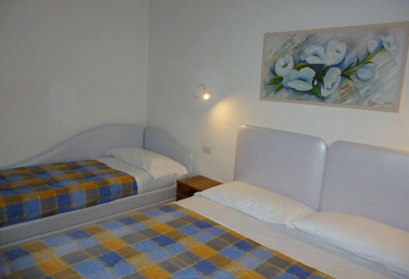 اتاق استاندارد سه تخته با بالکن, Berenice