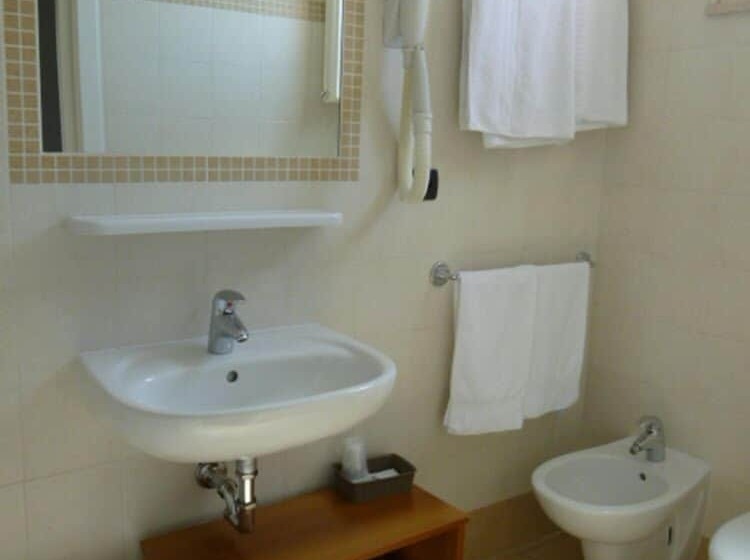 اتاق استاندارد چهارنفره با بالکن, Berenice