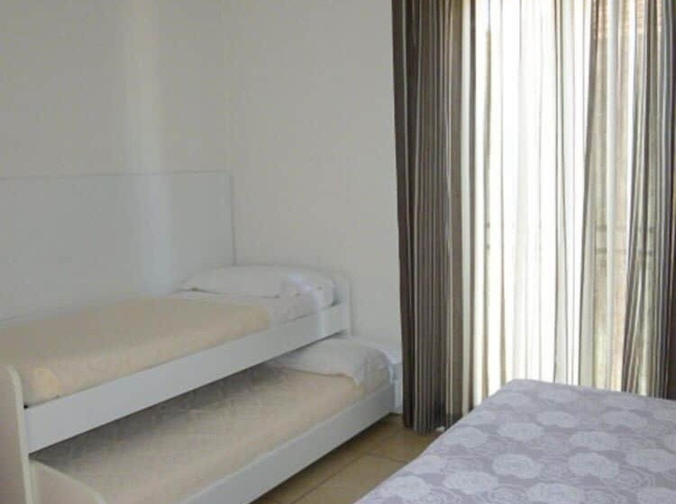 اتاق استاندارد چهارنفره با بالکن, Berenice