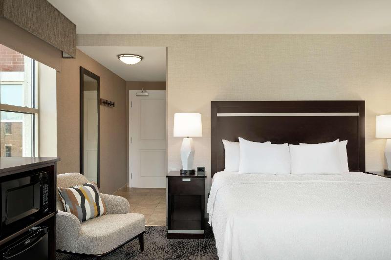 חדר סטנדרט עם מיטת קינג, Hampton Inn Portland Downtownwaterfront