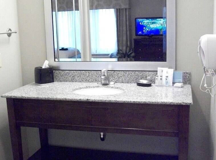 스탠다드 스튜디오, Hampton Inn & Suites Manteca