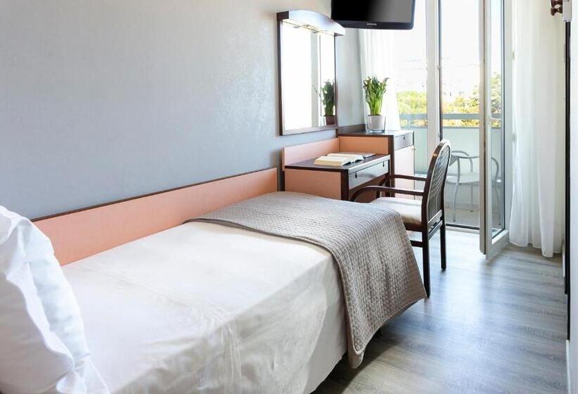 Quarto Estandar Individual, Zanarini In Centro A Riccione