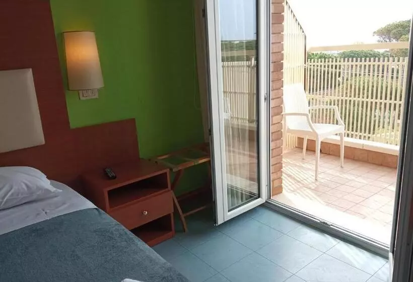 اتاق استاندارد چهار تخته با چشمانداز دریا, Helios Beach