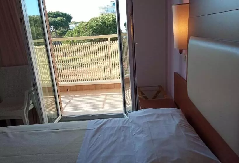 اتاق استاندارد چهار تخته با چشمانداز دریا, Helios Beach