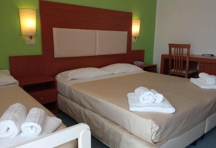 اتاق استاندارد چهار تخته با چشم‌انداز دریا, Helios Beach