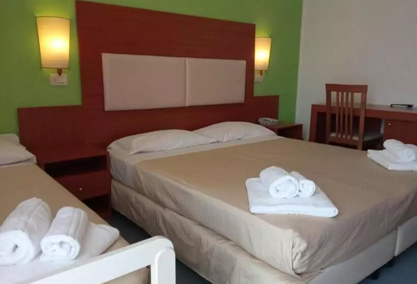 اتاق استاندارد چهار تخته با چشمانداز دریا, Helios Beach