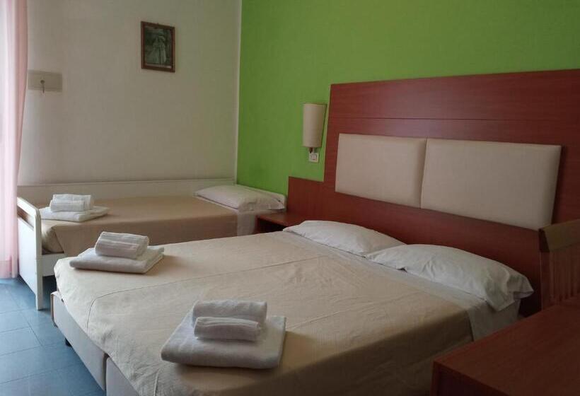 اتاق استاندارد چهار تخته با چشم‌انداز دریا, Helios Beach
