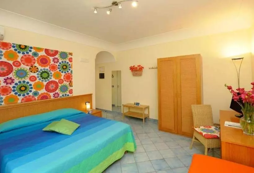اتاق استاندارد سه نفره, Sharon House