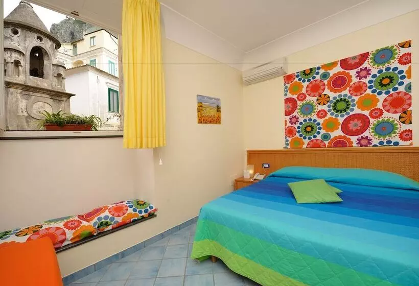 اتاق استاندارد سه نفره, Sharon House