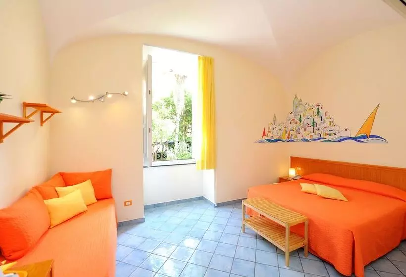 اتاق استاندارد سه نفره, Sharon House
