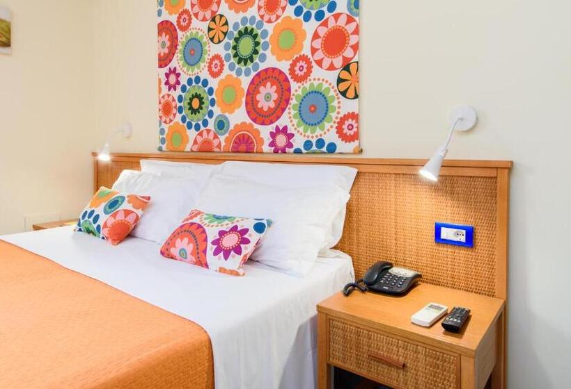 标准三人间, Sharon House